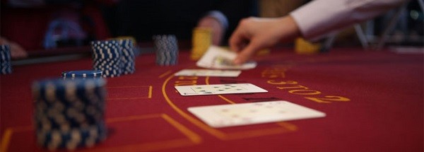Ιστορίες Blackjack: Μόνο ο Θεός τα ξέρει όλα! blackjack-τραπέζι-φύλλα
