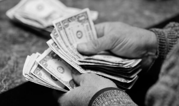 Πώς να Στοιχηματίζεις: Με Σταθερό Ποντάρισμα ή Σταθερό Κέρδος; χρήματα-ποντάρισμα